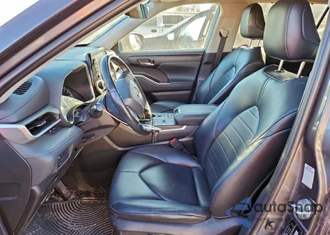 2021 Toyota Highlander Xle z USA, uszkodzony, nr VIN 5TDGZRAH5MS523319